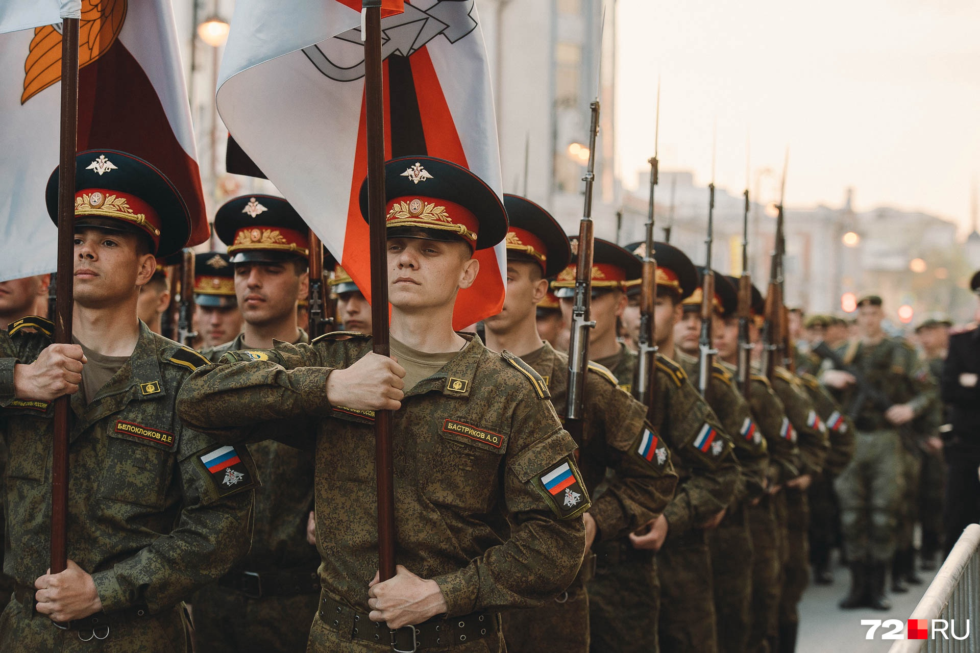 Победа тюмень. Парад 9 мая. Американский парад. Парад Победы Тюмень. Рота почетного караула парад Победы.