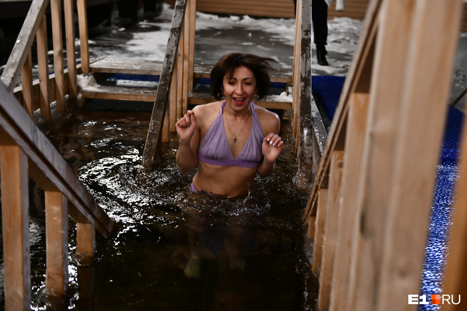 Море ледяных брызг и эмоций: 20 лучших фото с крещенских купаний