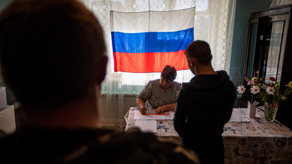 Голоса на пепелище: как и зачем выбирают депутатов в разрушенном совхозе «Кремлевский» и других деревнях — репортаж