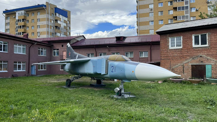 У школы № 21 отреставрировали самолет-памятник «МИГ-23»