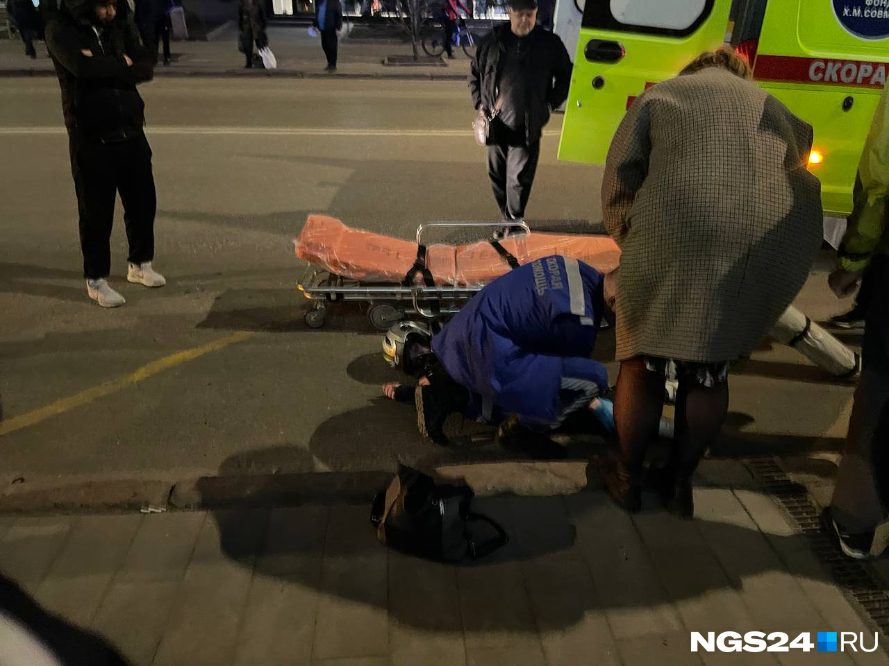 Девушка отлетела на несколько метров Девушка отлетела на несколько метров