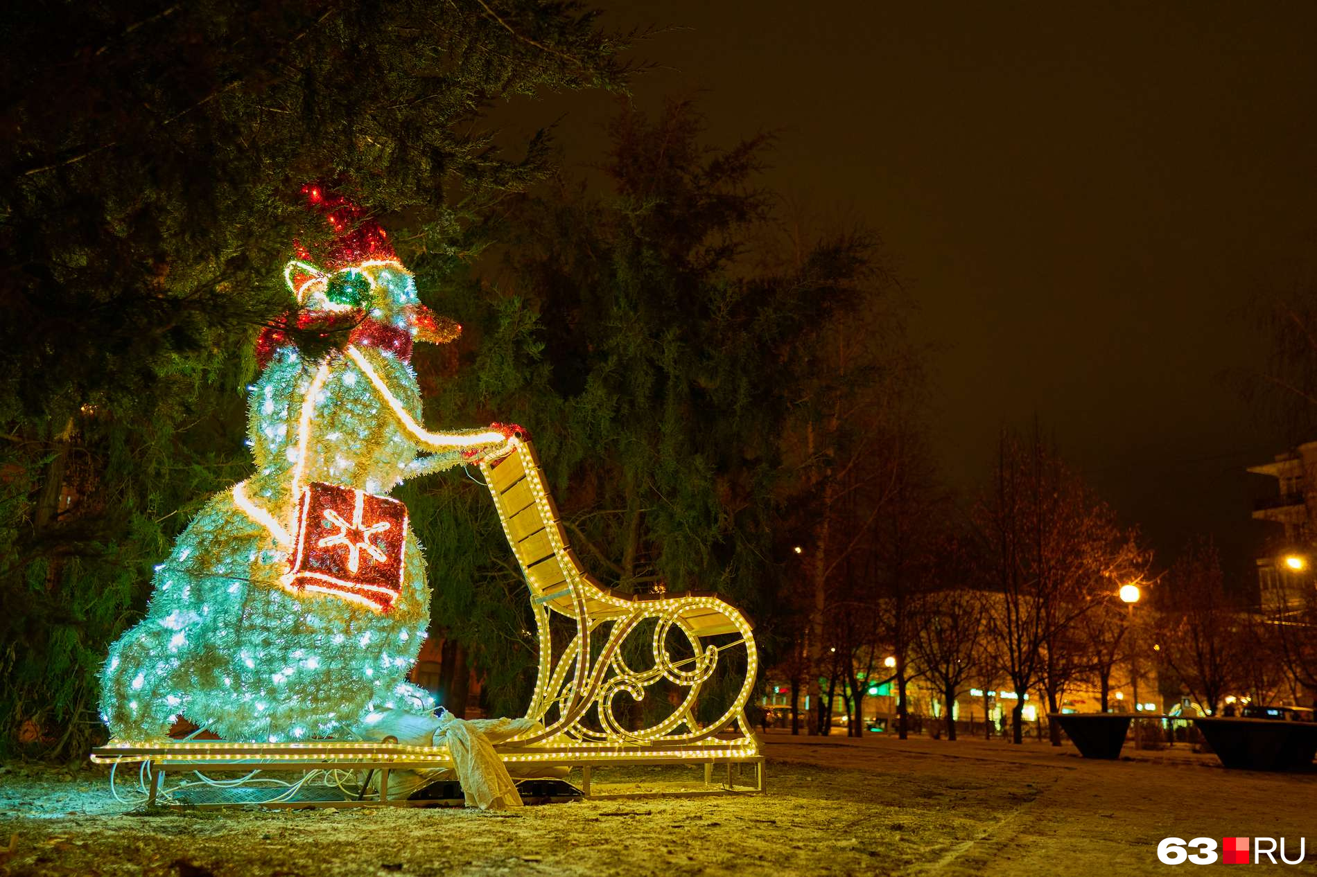 новый год на улице. украшенные фонтаны зимой в самаре. новогодняя иллюминация в ижевске. как украсили самару к новому году. новогодние украшения города самара.