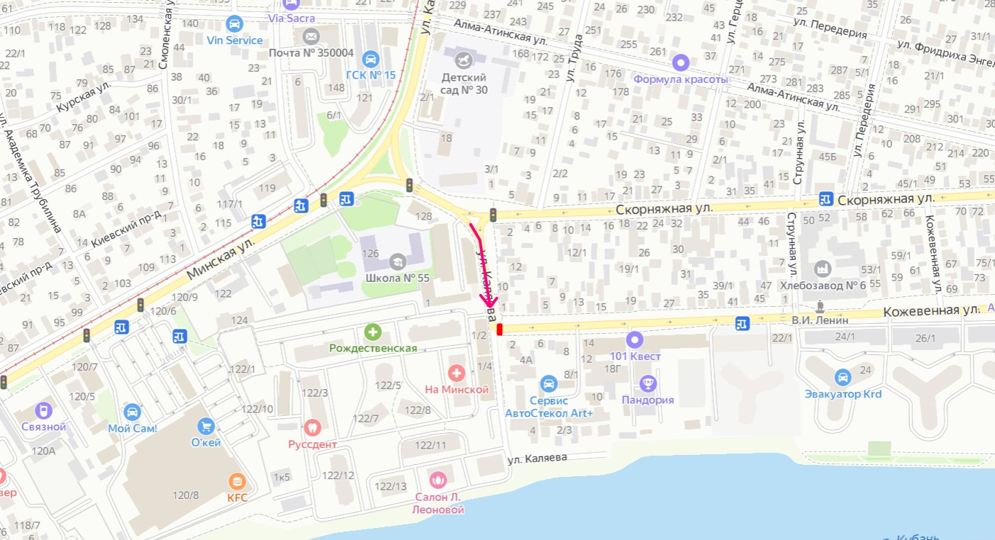 Розовая стрелка показывает движение троллейбуса, которые повернул с Каляева на Кожевенную, красная полоса — переход, на котором случилось ДТП