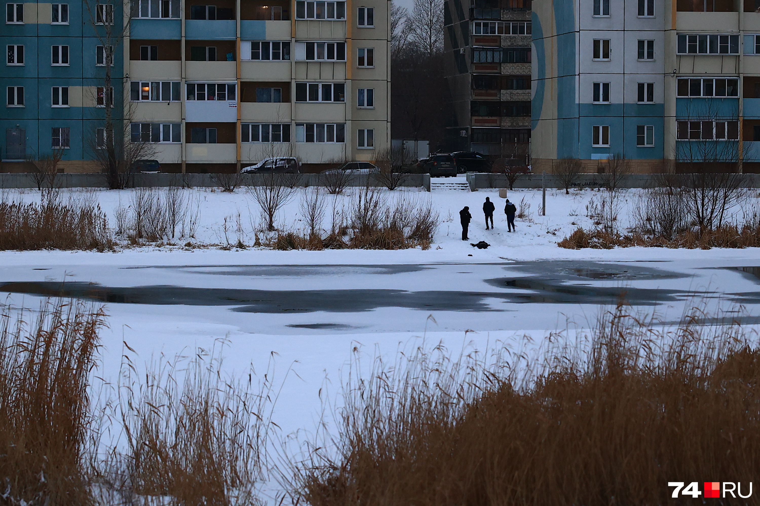 Река Миасс в этом месте достаточно узкая, жилые дома близко, а до моста нужно идти Река Миасс в этом месте достаточно узкая, жилые дома близко, а до моста нужно идти
