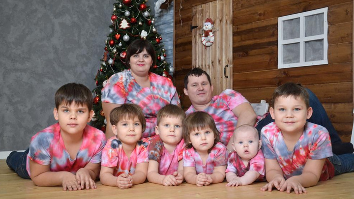 «Мы рожаем для себя». Как под Екатеринбургом живет семья с шестью детьми