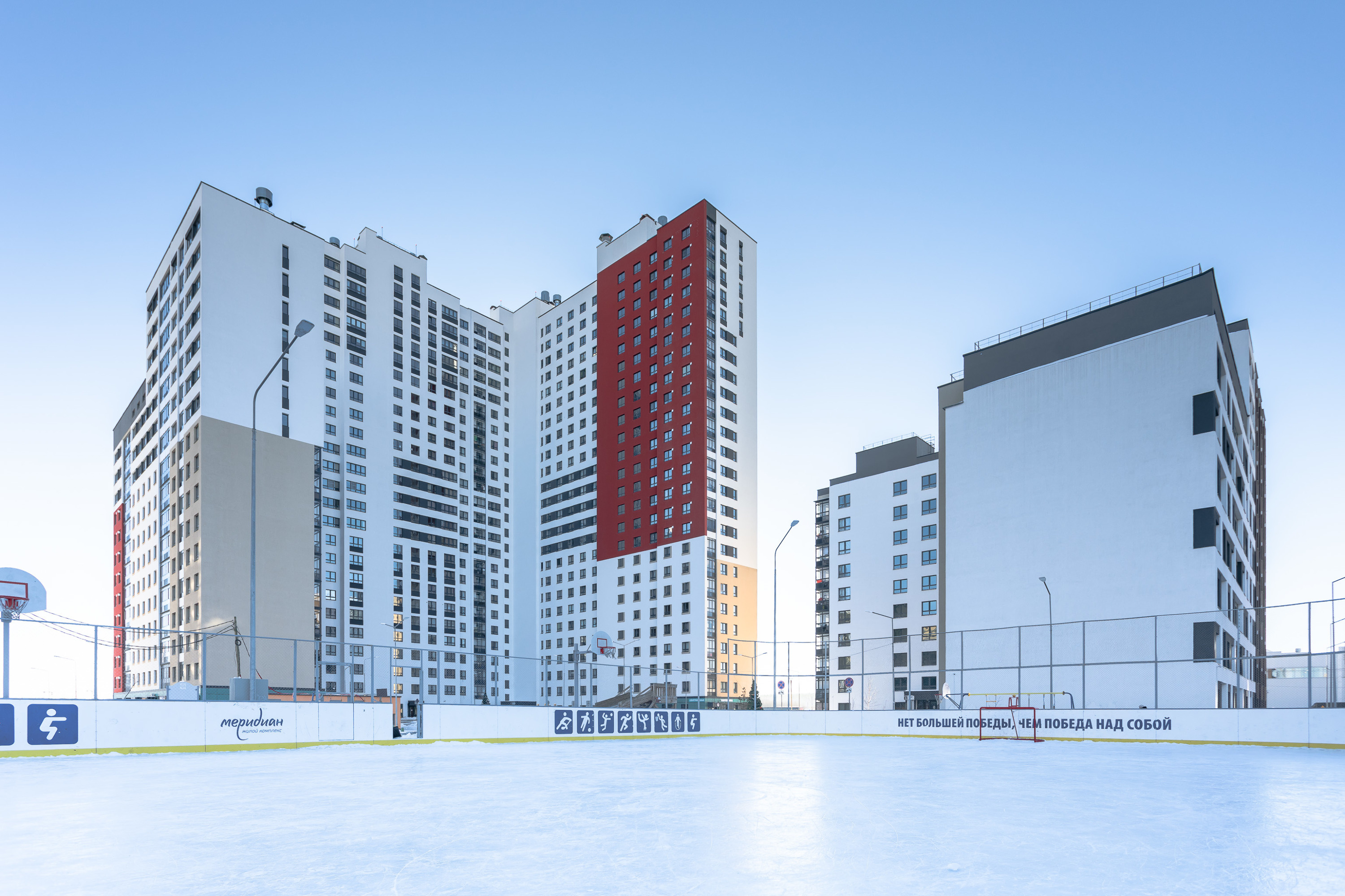 «Группа ЛСР» уделяет большое внимание спортивным объектам на территории своих жилых комплексов: здесь построен корт, который зимой превращается в каток, и поле для мини-футбола