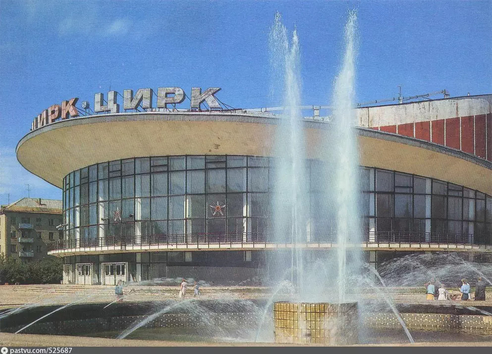 Так фонтан выглядел в 1987–1988 годах — это открытка из комплекта «Пермь», типография «Красный пролетарий», издательство «Плакат», Москва, 1988 год
