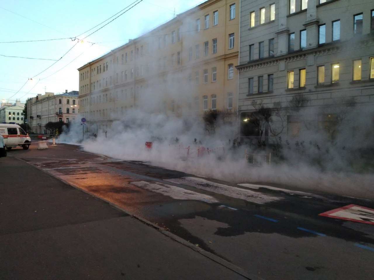 События спб. Прорыв трубы. Прорвало трубу в городе. Прорвало трубу ночью.