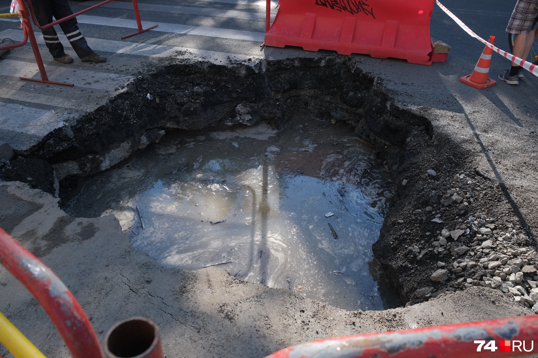 Рабочие говорят, что сами раскопали яму, чтобы найти место прорыва 