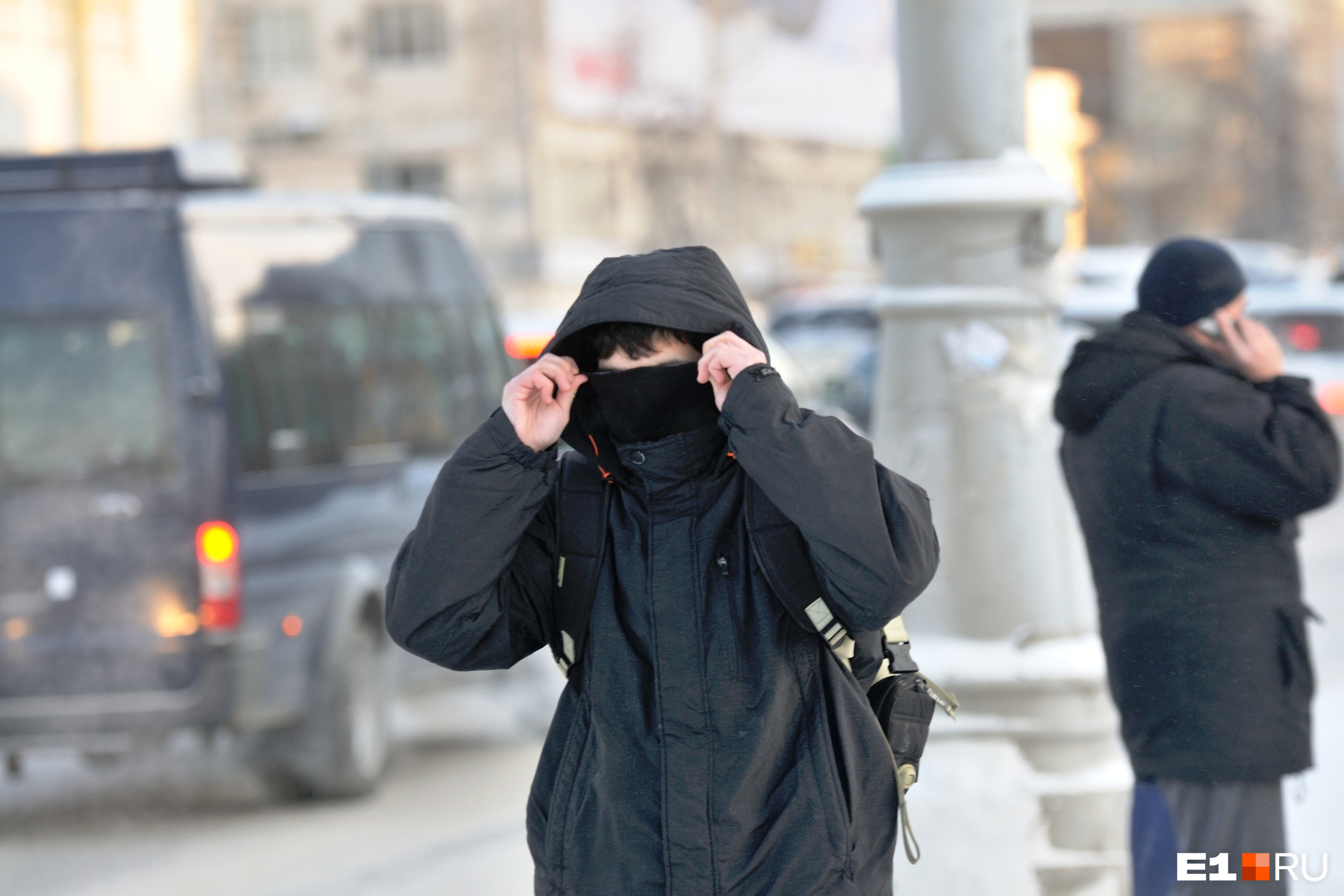 Снова дует. Холод на улице. Люди на улице в холод. Похолодание в Екатеринбурге.