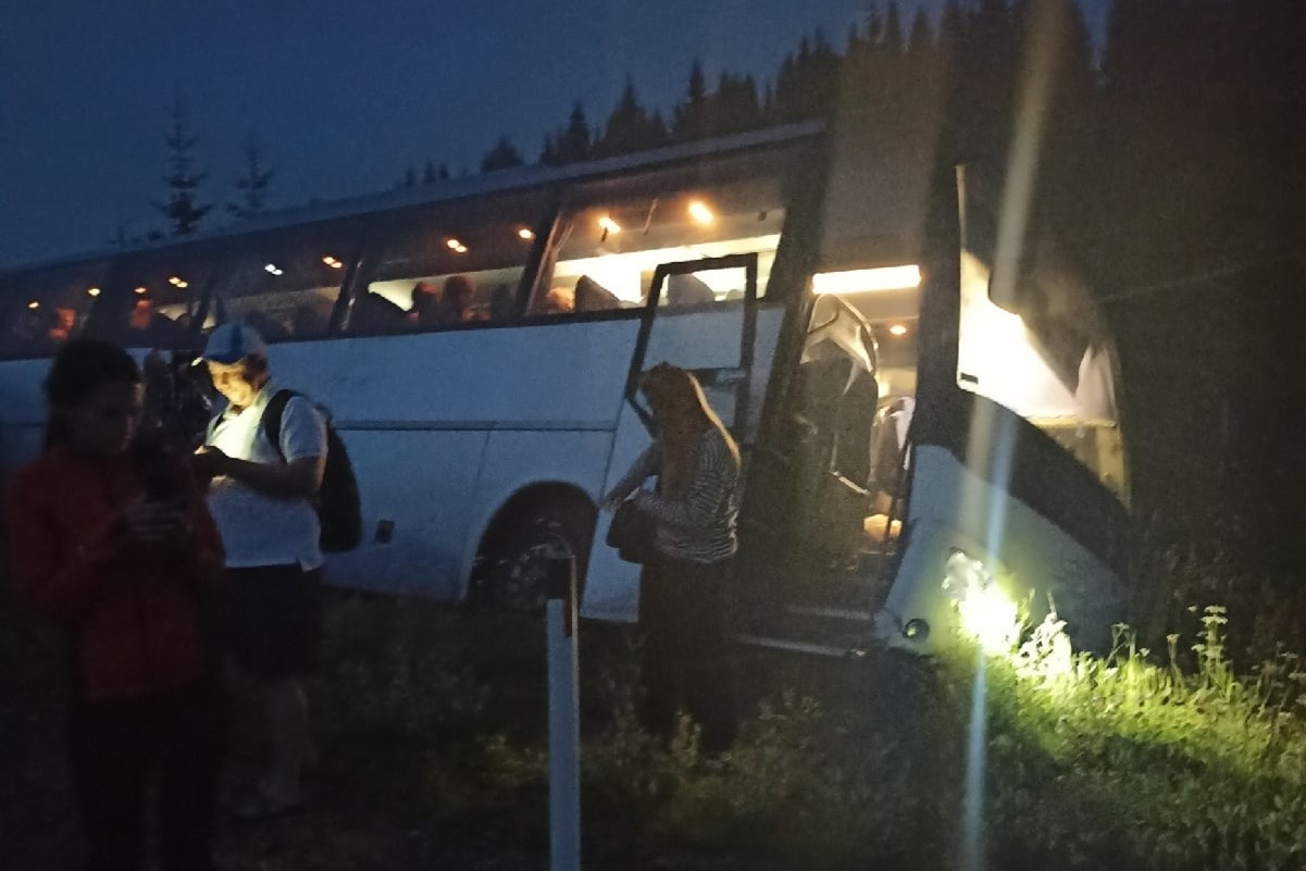 По дороге из Екатеринбурга в Соликамск в кювет улетел автобус с пассажирами  22 июля 2022 г. - 22 июля 2022 - 59.ру