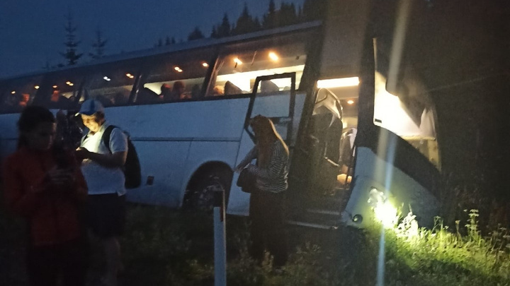 По дороге из Екатеринбурга в Соликамск в кювет улетел автобус с пассажирами