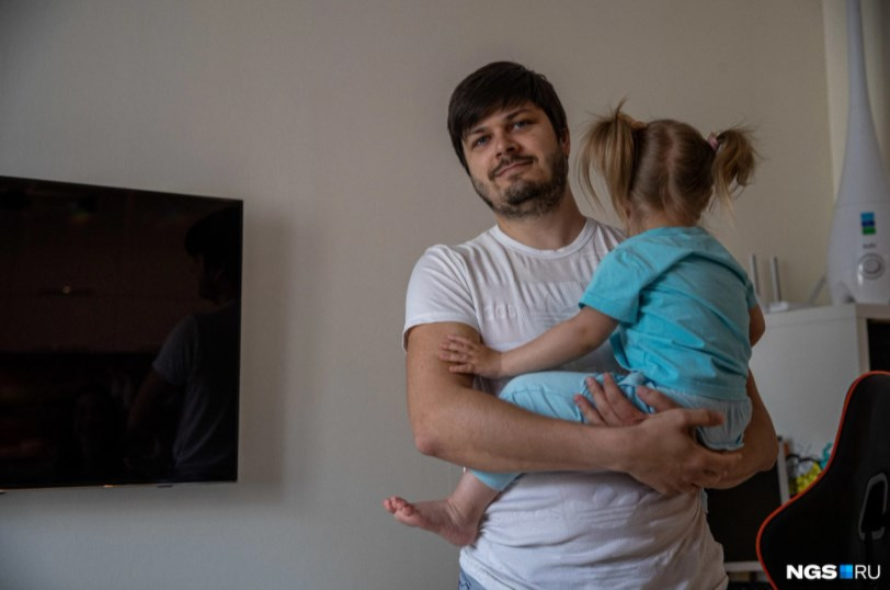 У Дмитрия есть вторая дочь Маша — девочка полностью здорова и сильно привязана к папе У Дмитрия есть вторая дочь Маша — девочка полностью здорова и сильно привязана к папе