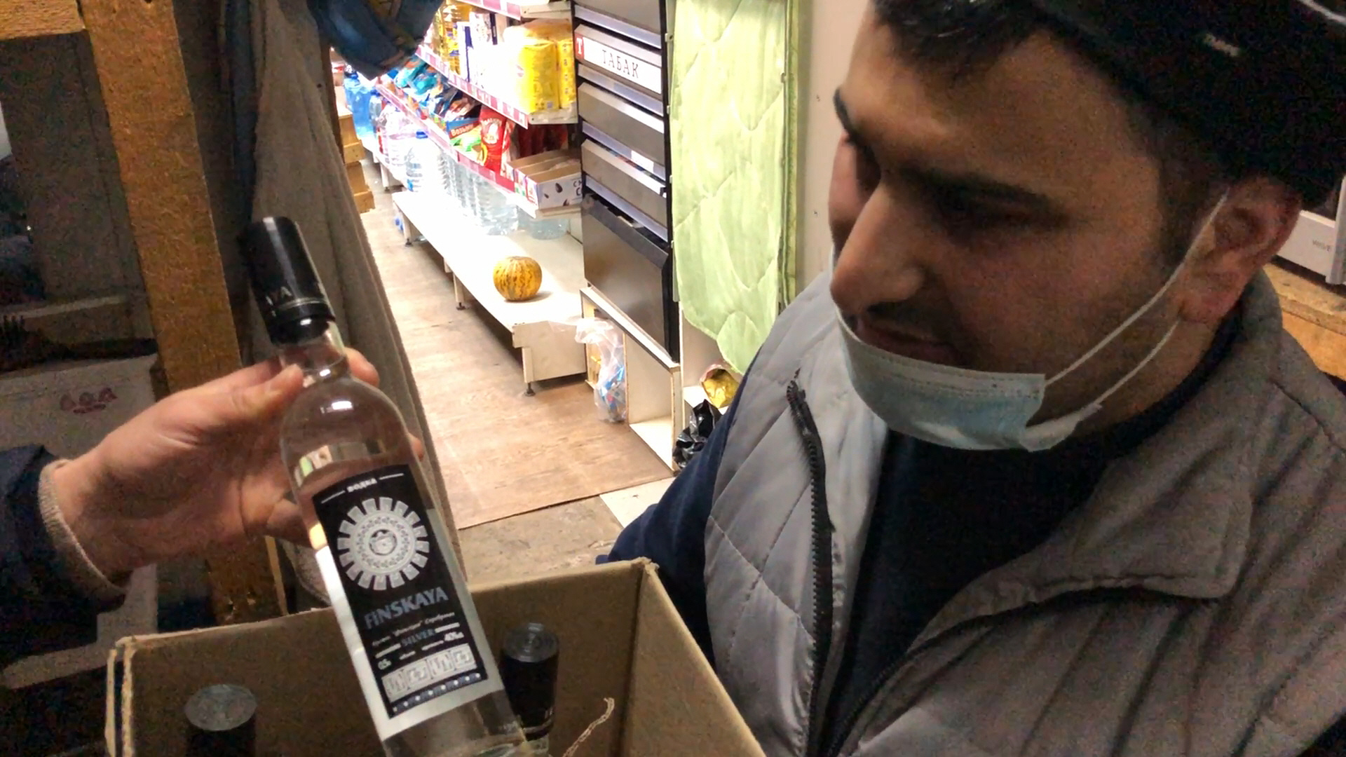 Продавец заявил, что спиртное осталось со свадьбы Продавец заявил, что спиртное осталось со свадьбы