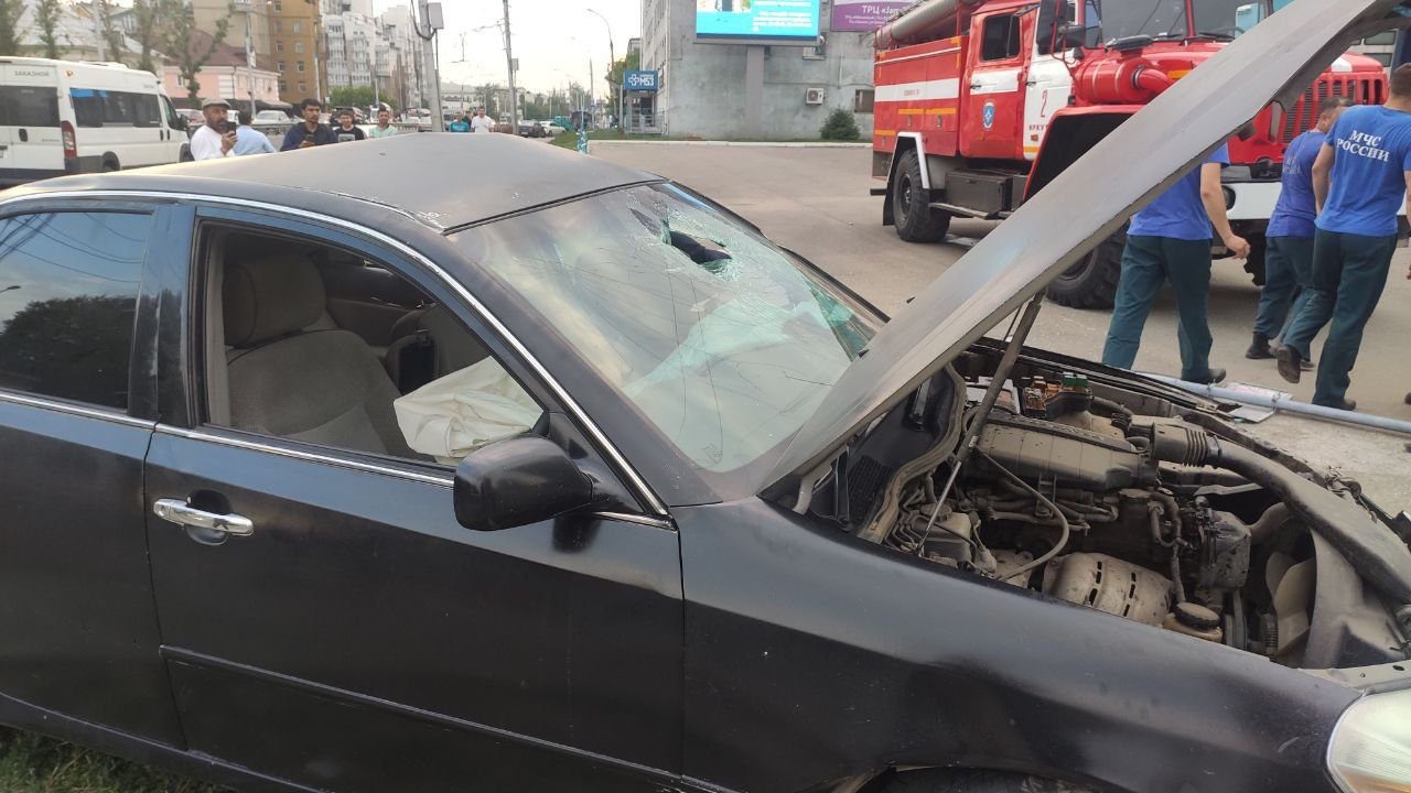 «Машина буквально взлетела»: иномарка вылетела на тротуар и сломала ограждение в Иркутске
