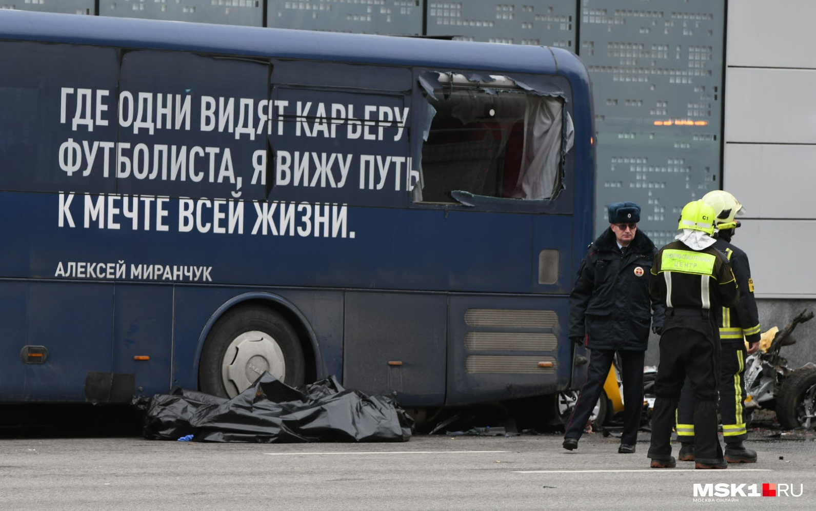 Грузовик смял такси в Москве