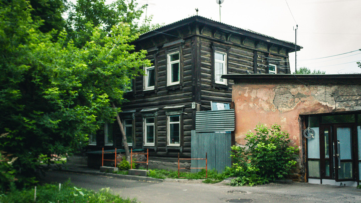 «Дом сносите только после меня». Как живется в бывшей усадьбе «красочного магната» на Киевской