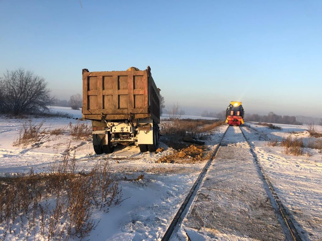 Поезд столкнулся с грузовиком в Новосибирском районе