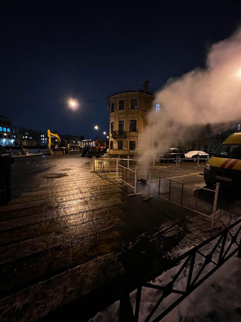 Кусок набережной в центре Петербурга закроют на сутки из-за ветхой трубы. Они питает теплом почти 400 домов