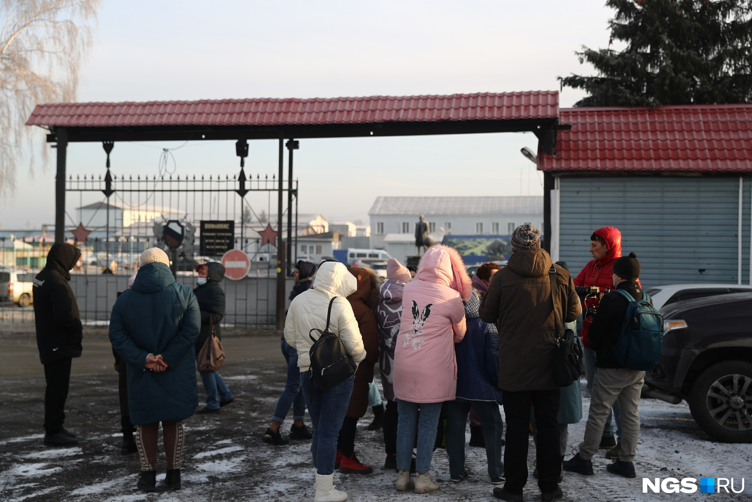 Жёны и матери заключенных собрались у стен колонии в Тогучине: они выступают против вербовки в ЧВК «Вагнер»