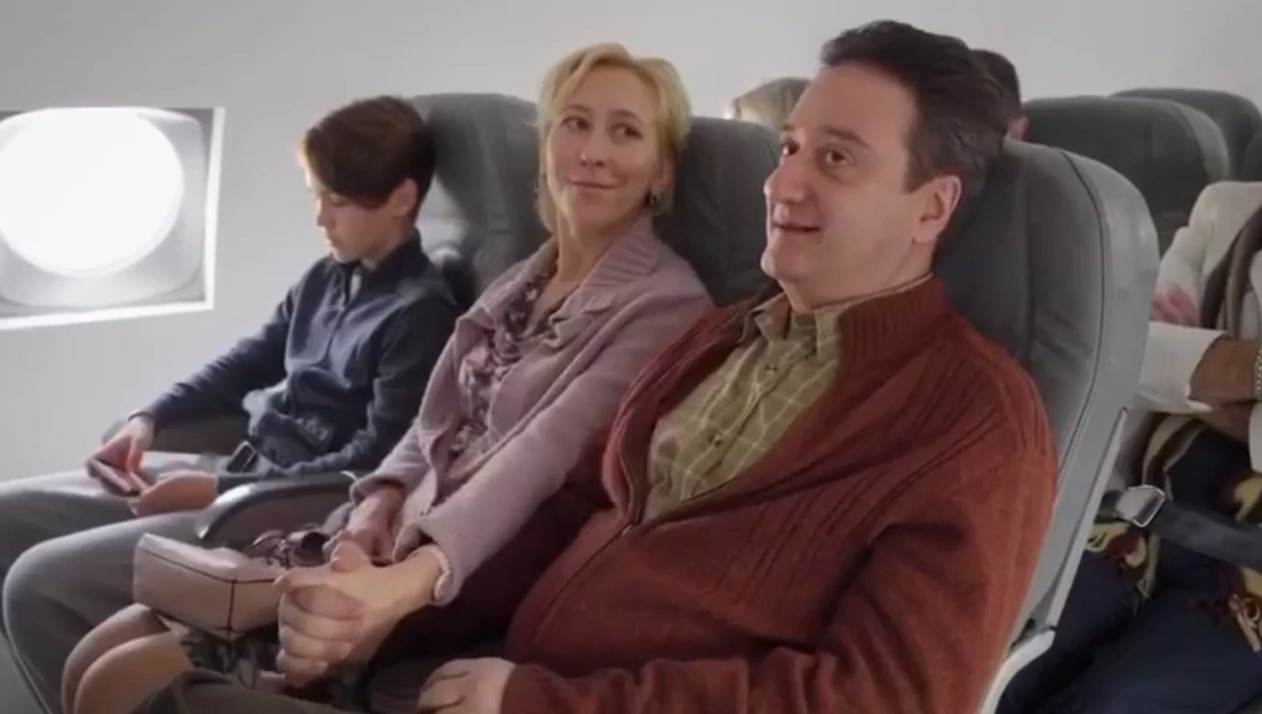 В Сети обсуждают видео про самолет, где пассажиры — геи, чайлдфри и BLM. Позвонили актерам из этого ролика