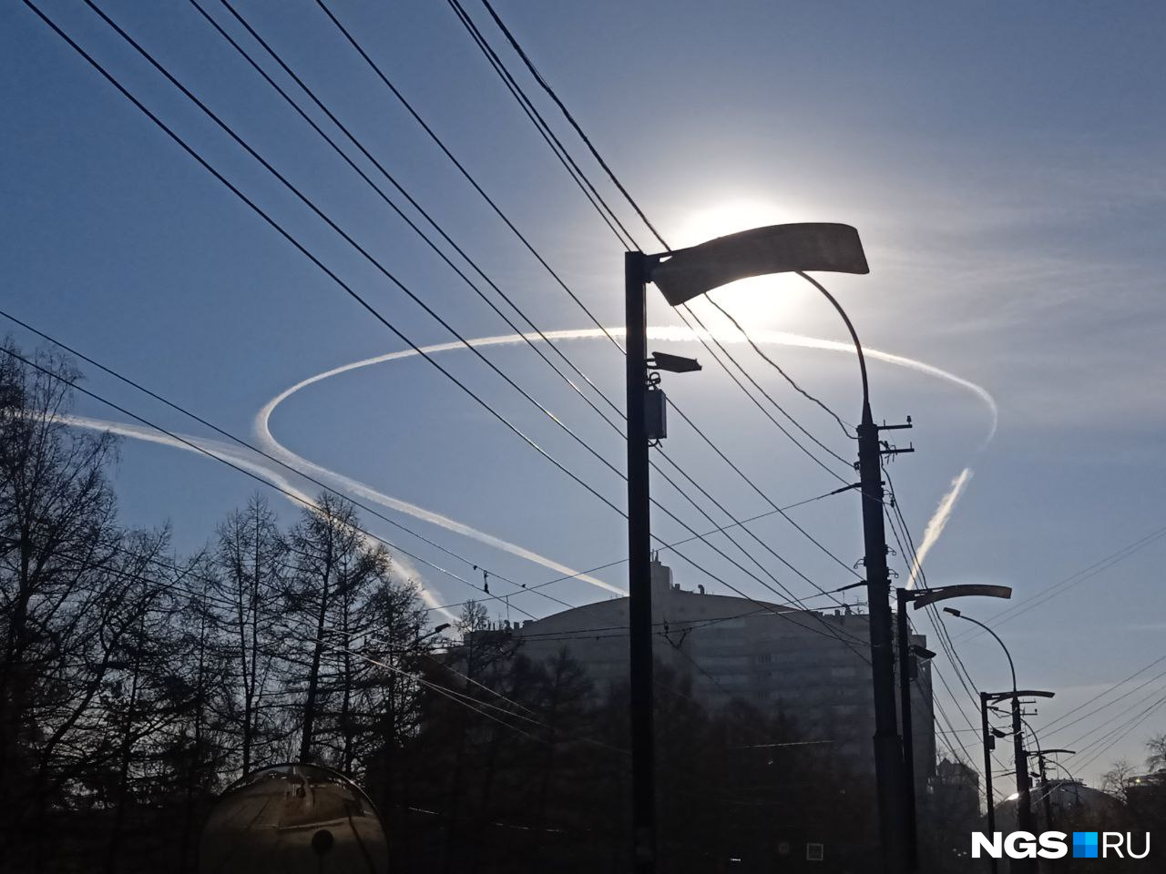 Самолет кружит над центром Новосибирска — он должен был приземлиться в Барнауле