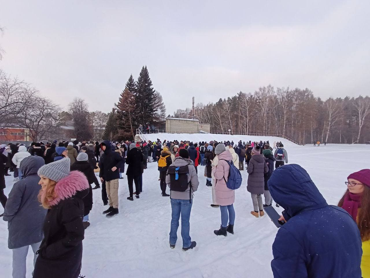 9 января 19 год. 'Dfrefwbz d IRJK. Эвакуация. Эвакуация в школе. В Новосибирске заминировали школы.