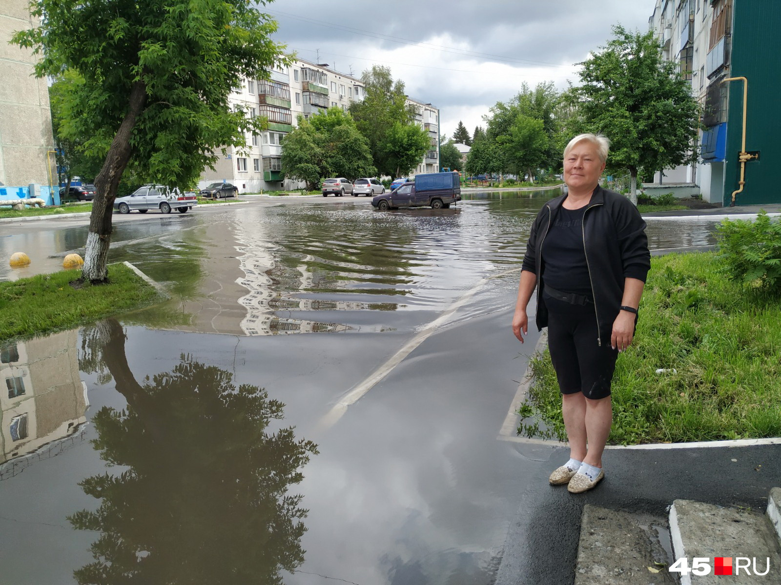К подъезду одного из домов до сих пор сложно пройти К подъезду одного из домов до сих пор сложно пройти