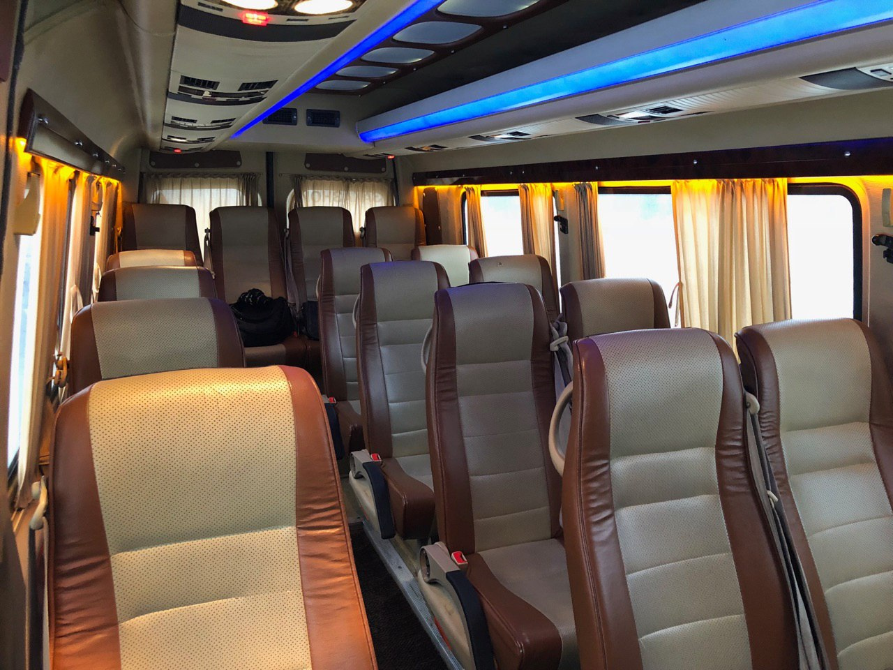 Комфортабельные салоны автобусов позволят удобно расположиться во время поездки