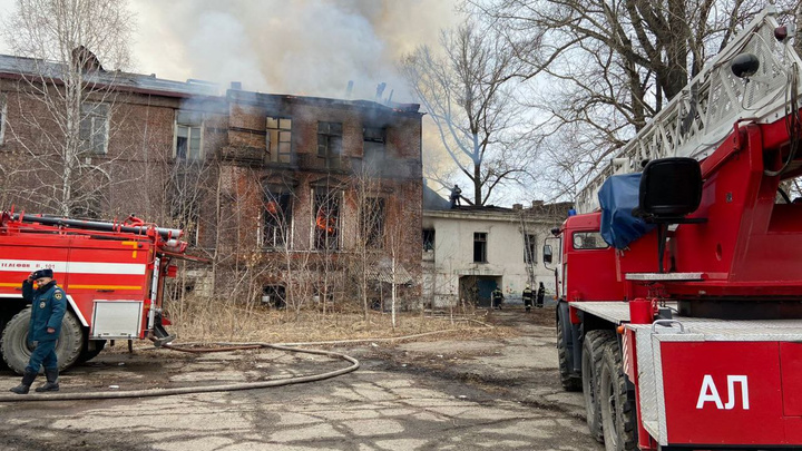 Пожар произошел в бывших казармах ИВВАИУ в Иркутске