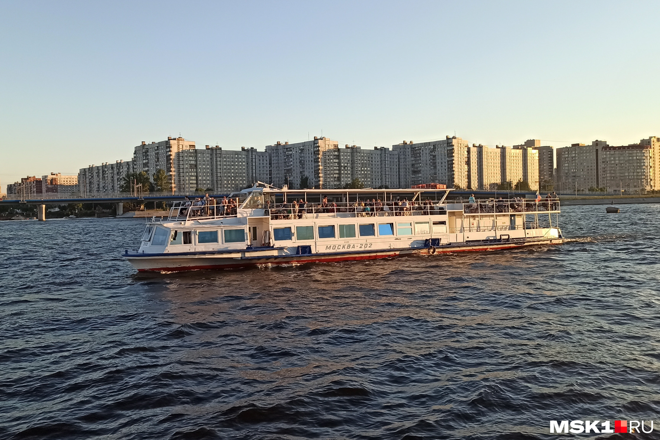 Теплоход «Москва-202», который раньше курсировал по Москве-реке, теперь в Санкт-Петербурге