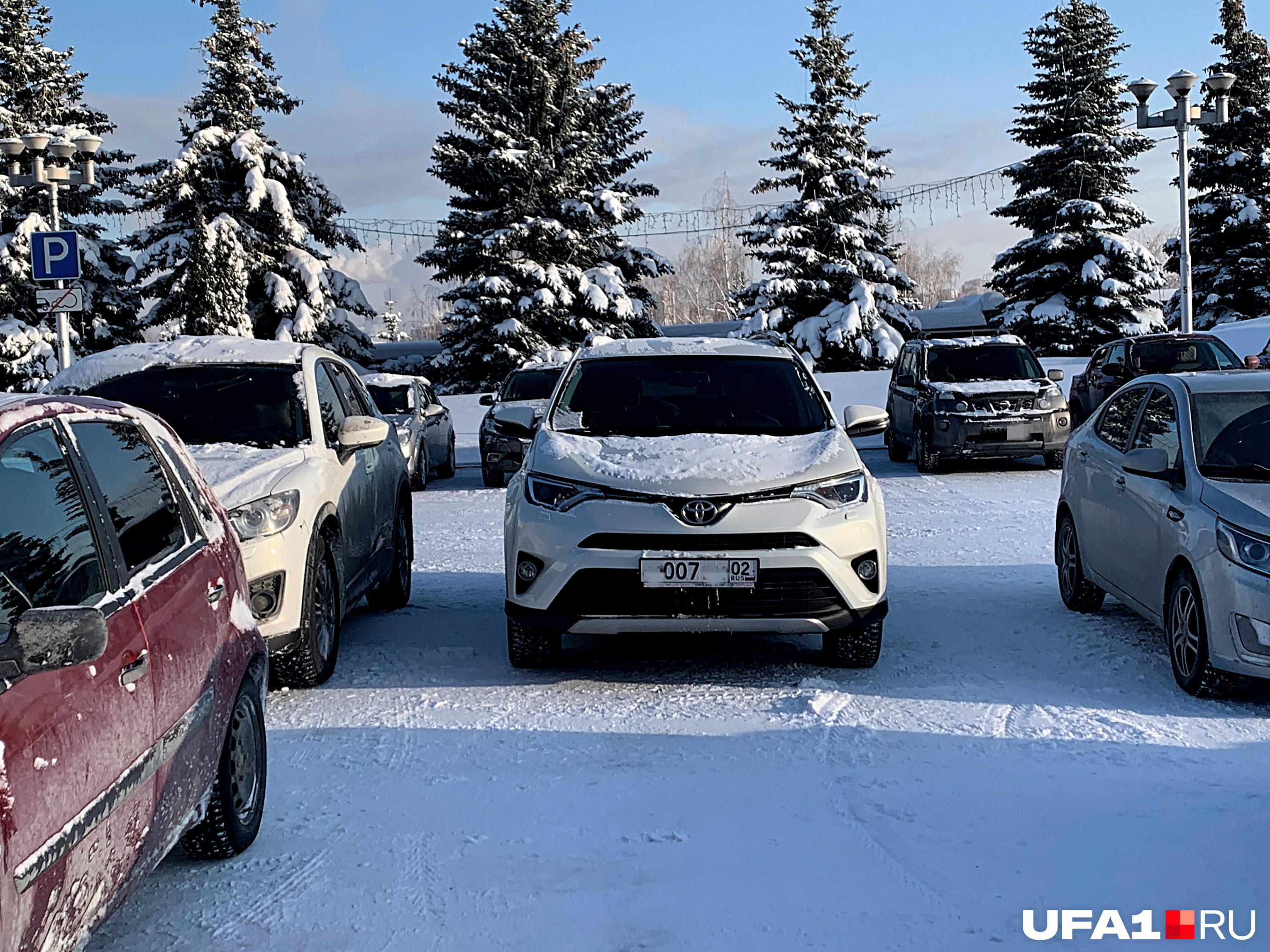 — RAV4. Toyota RAV4, — сказал бы Джеймс Бонд, будь это его машина