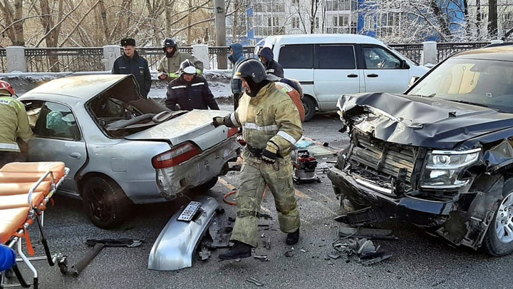 В Новокузнецке подросток устроил массовое ДТП с грузовиком и внедорожником. Его госпитализировали
