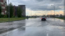 Воды по колено: как машины рассекают по залитым дождем улицам — видео с Родников