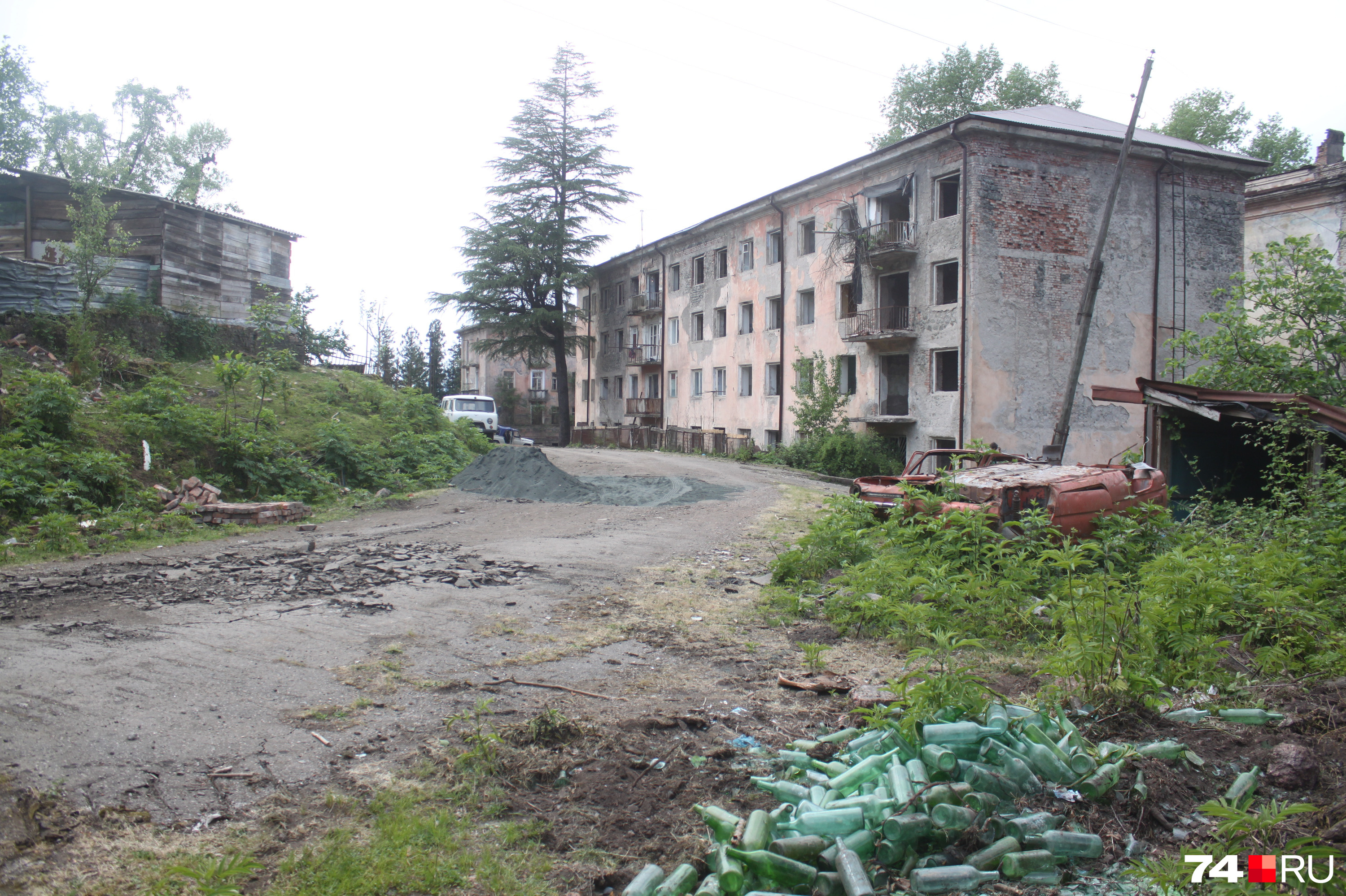 В самом городе и относящихся к нему поселках множество брошенных домов