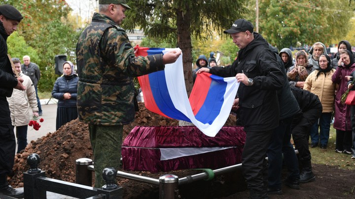 В Татарстане похоронили двух погибших в спецоперации военных. Публикуем их имена