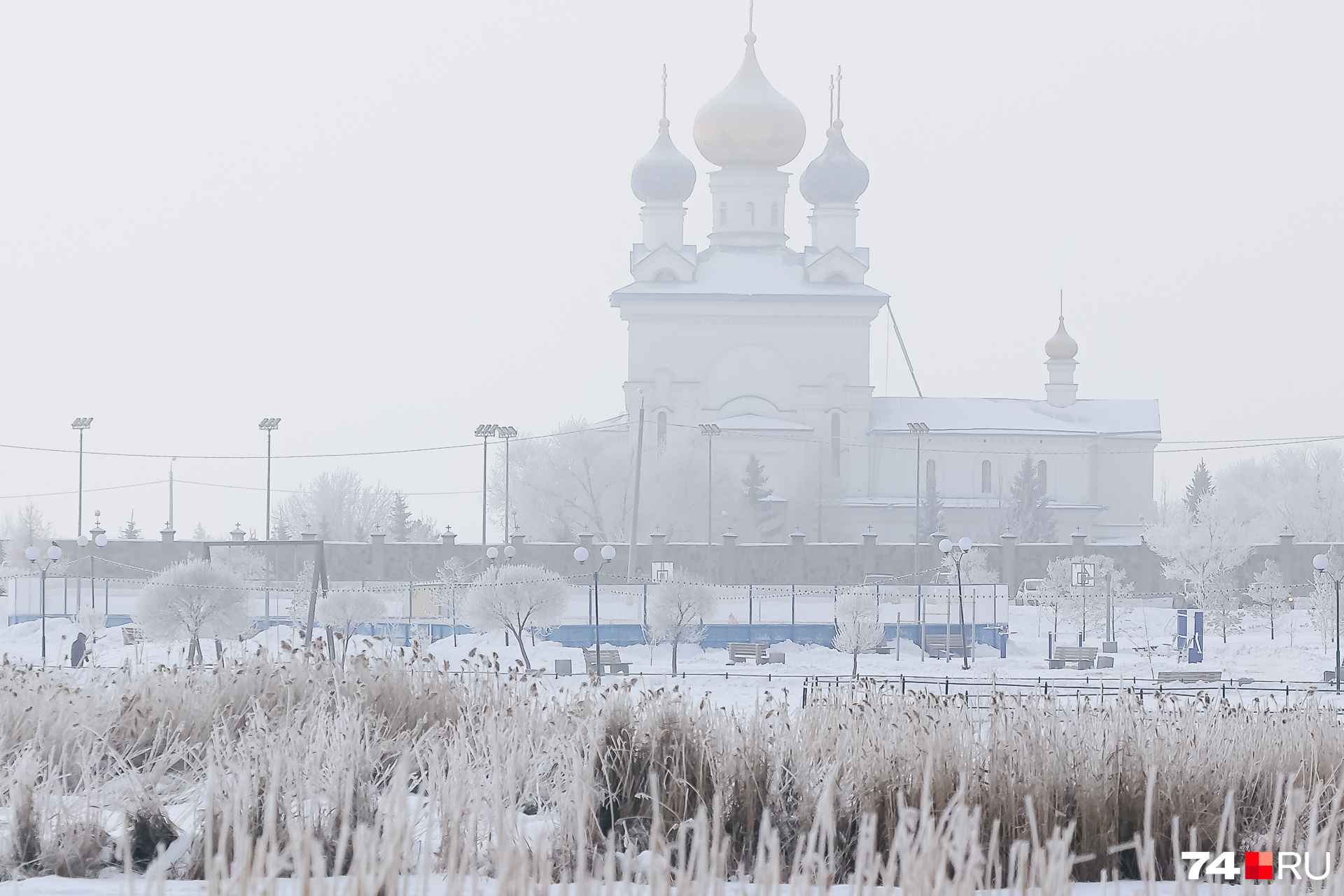 В городе стоит не то туман, не то дымка В городе стоит не то туман, не то дымка