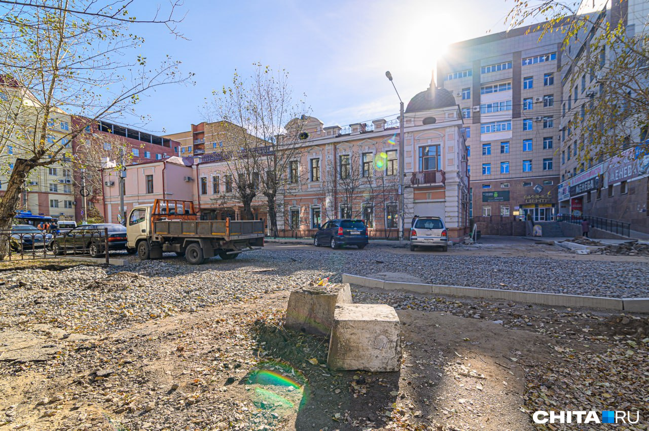 На Анохина в районе Бутина устанавливают новые бордюры На Анохина в районе Бутина устанавливают новые бордюры