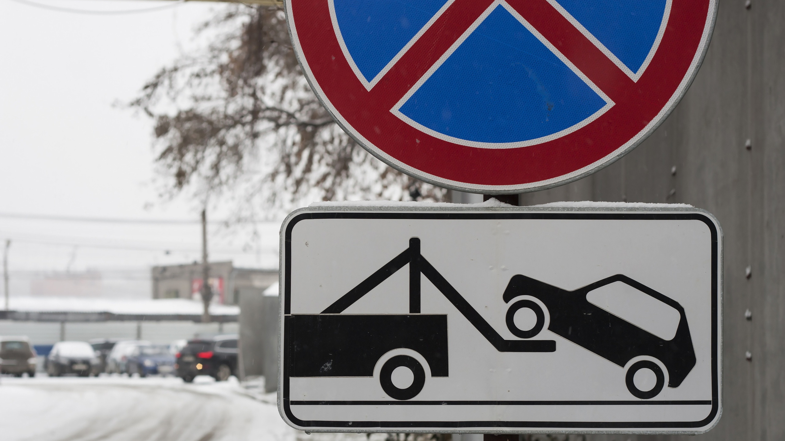 В Заозерном запретили парковать и ставить авто на проспекте Маршала Голикова