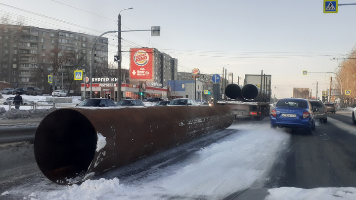 Труба выпала из грузовика на проезжую часть в Челябинске