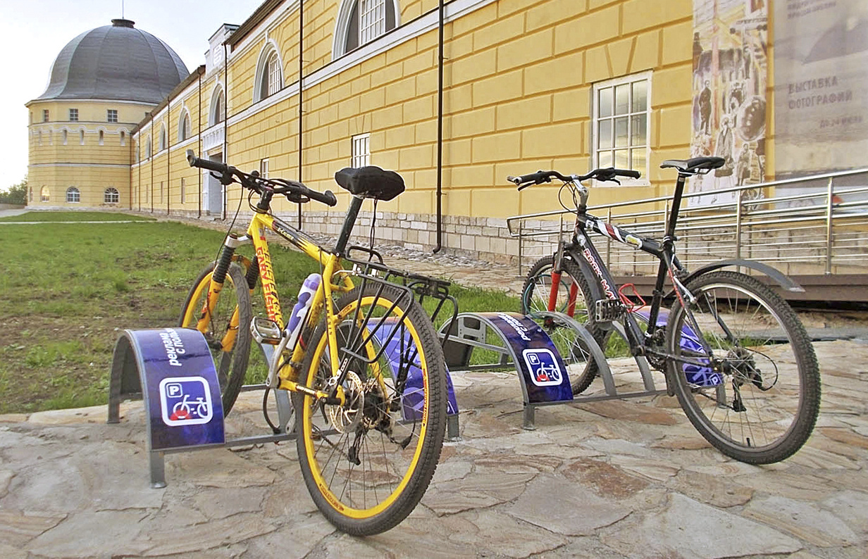 Такие велопарковки сегодня можно встретить во многих российских городах, а придумали и разработали их в архангельском агентстве «Факел»