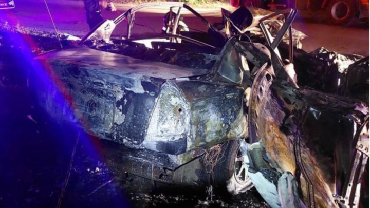 Машина превратилась в груду металла. Публикуем жуткие фотографии с места аварии в Нижнем Тагиле