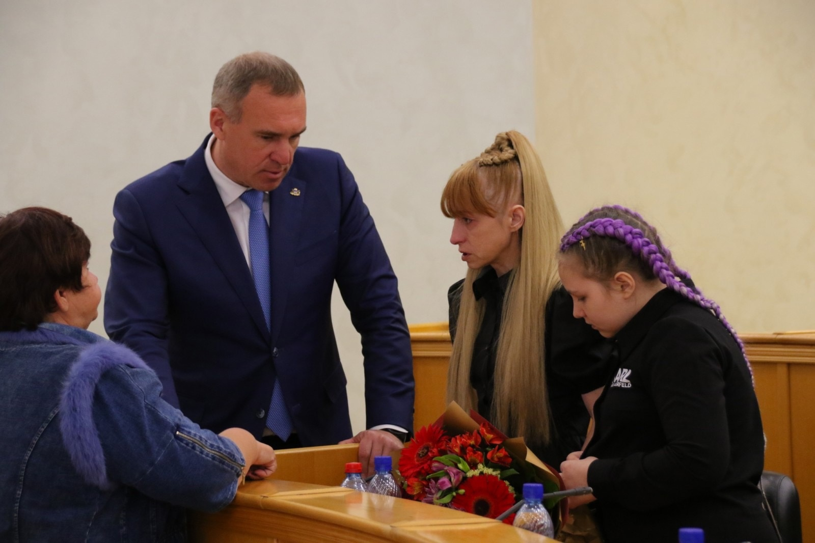 Мэр Тюмени Руслан Кухарук и родные погибших солдат Мэр Тюмени Руслан Кухарук и родные погибших солдат