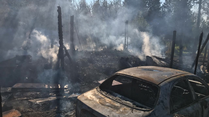 Погибли два человека, сгорели дом и машина: фото со страшного пожара под Северодвинском