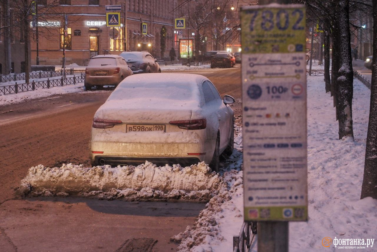 Как убирают от снега зону платной парковки в Петербурге в 2022 г. - 9  декабря 2022 - ФОНТАНКА.ру