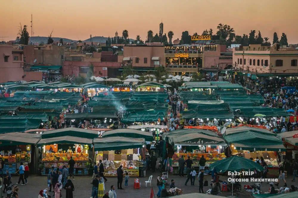 Из Марокко рекомендуют везти домой расписную посуду, различные специи, тонкие перфорированные лампы-светильники, кожаные изделия и обувь, платки и палантины, серебряные украшения и даже ковры