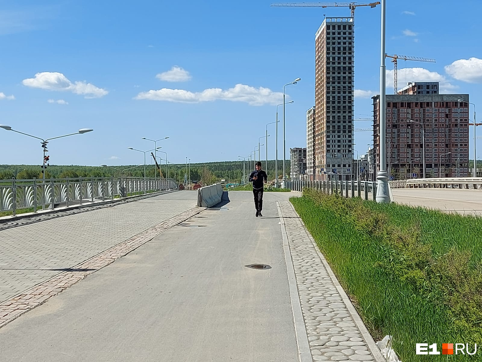 Место на мосту (там, где виден бегун) было заранее зарезервировано для трамваев Место на мосту (там, где виден бегун) было заранее зарезервировано для трамваев