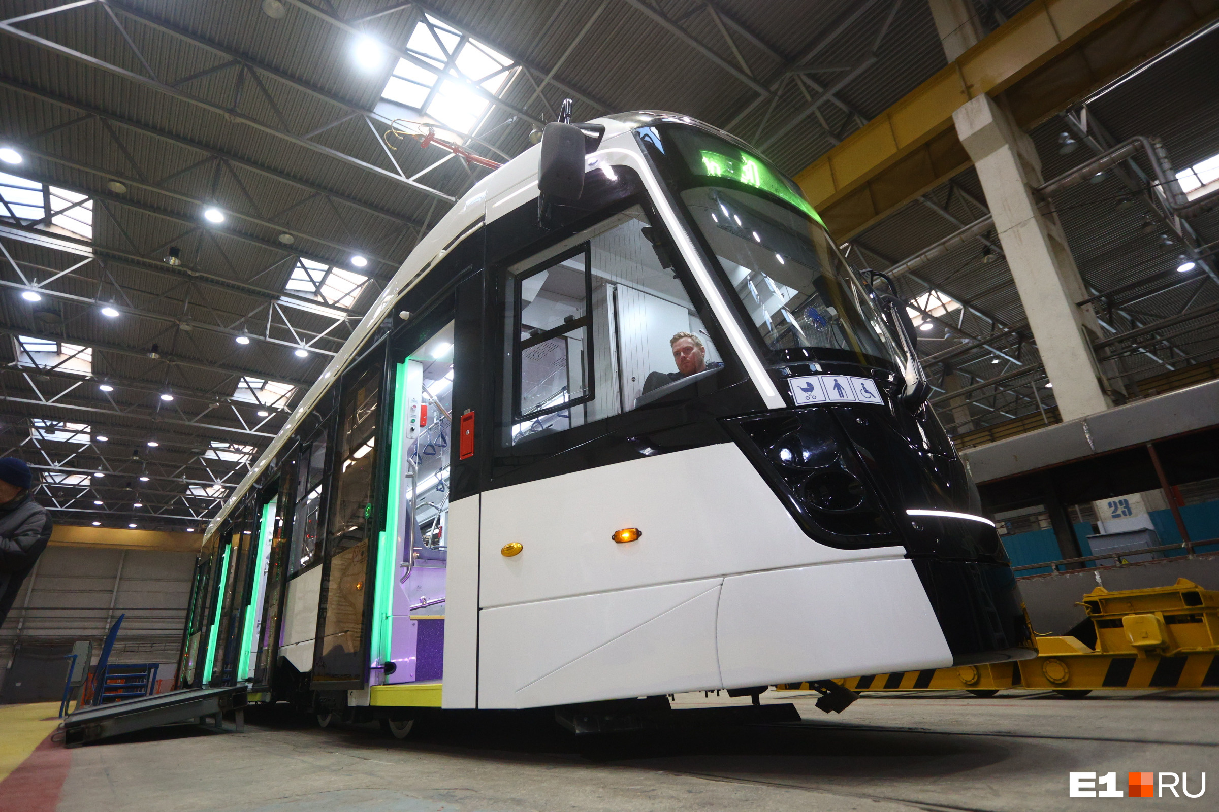 В Екатеринбурге показали строгий трамвай с яркой зелено-розовой подсветкой салона