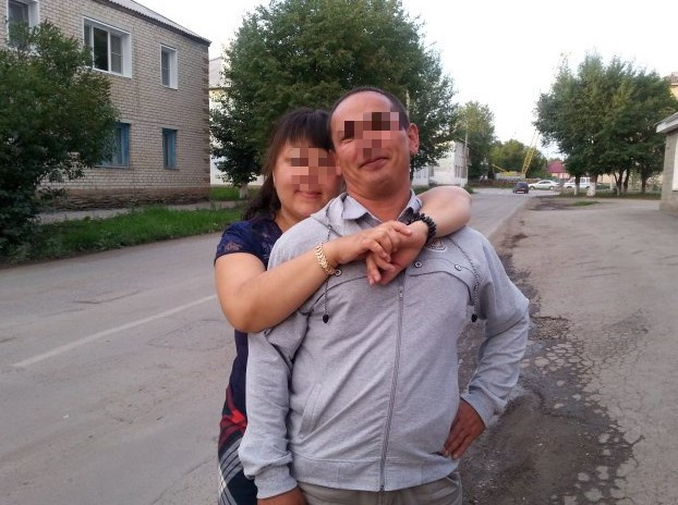На фото Олег с женой. У пары двое детей