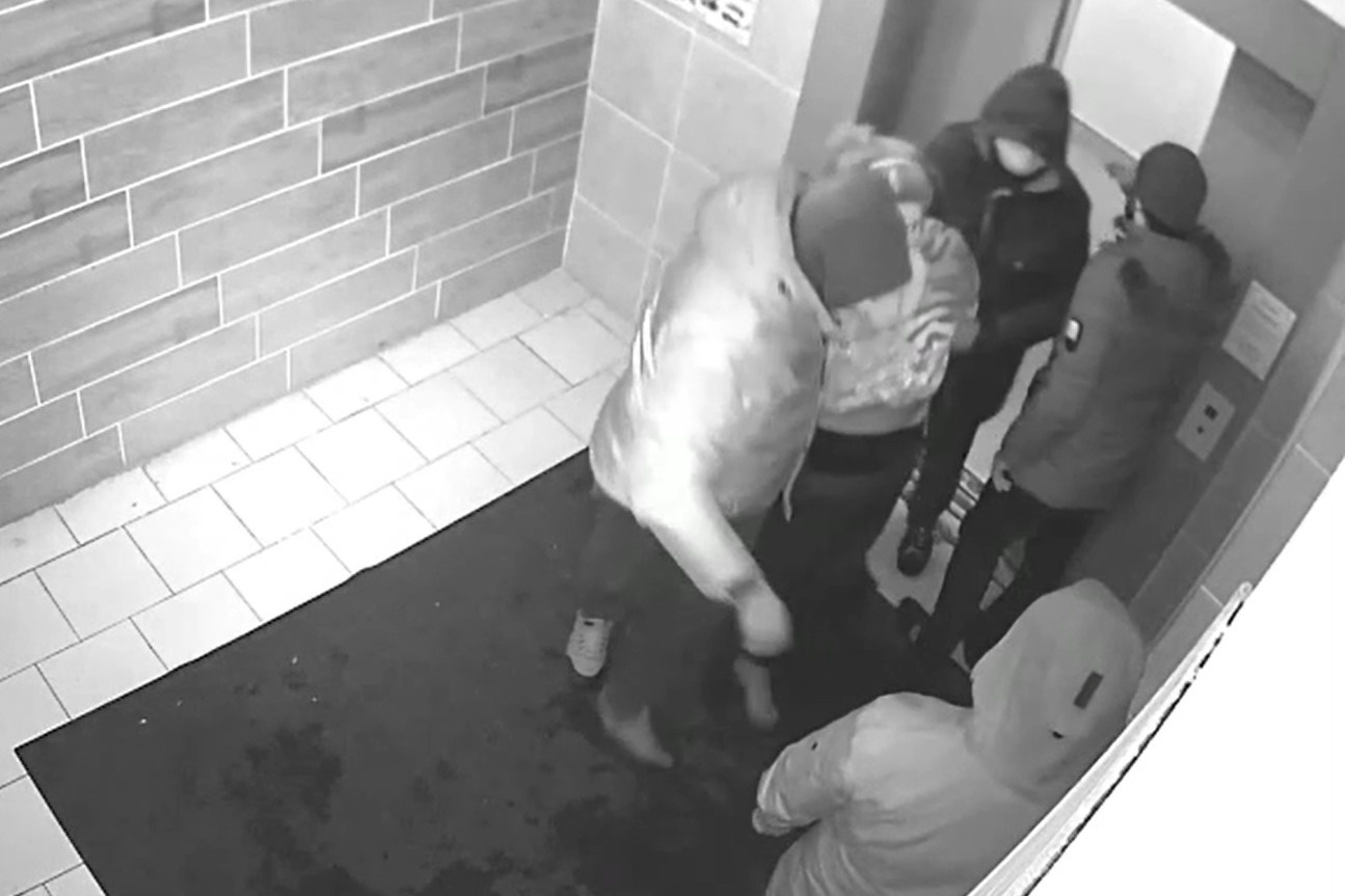 Чеченские полицейские не дали Зареме Мусаевой надеть верхнюю одежду перед тем, как увезти ее за 2 тысячи километров Чеченские полицейские не дали Зареме Мусаевой надеть верхнюю одежду перед тем, как увезти ее за 2 тысячи километров